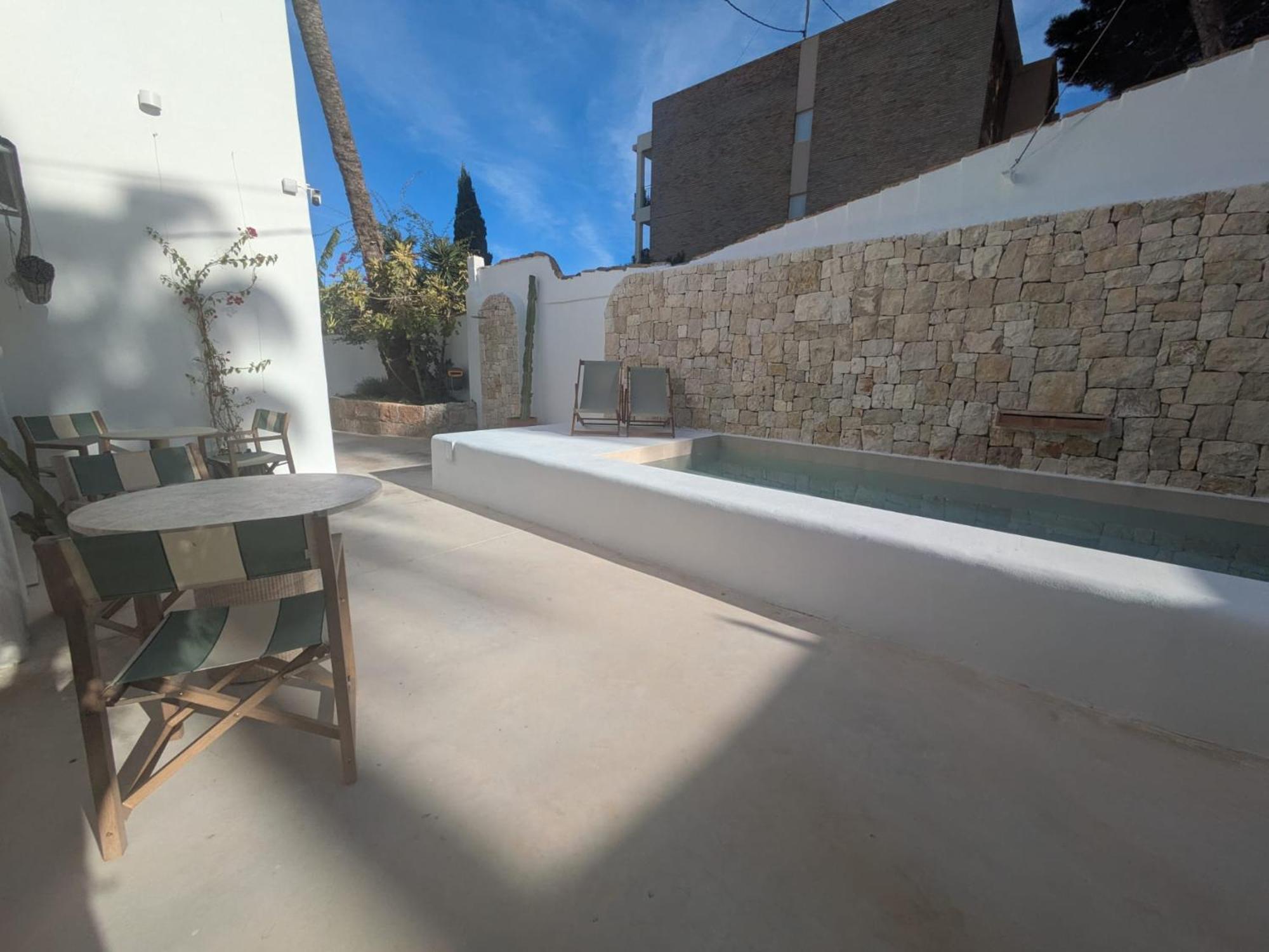 Estudio con vistas a la piscina